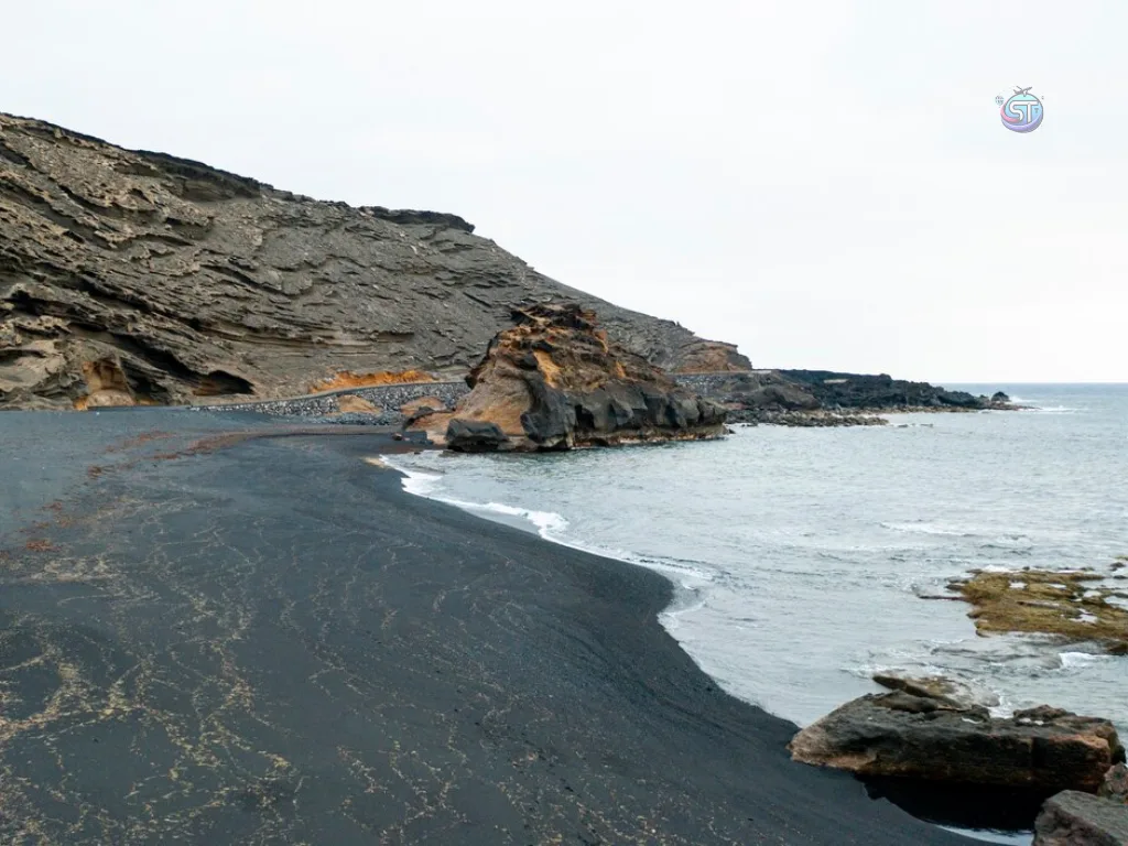 Black Sand Beach solotravely
