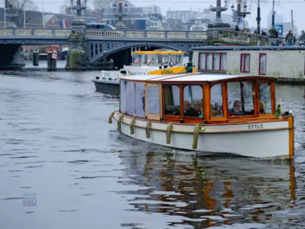 Eastern river boat solotravely