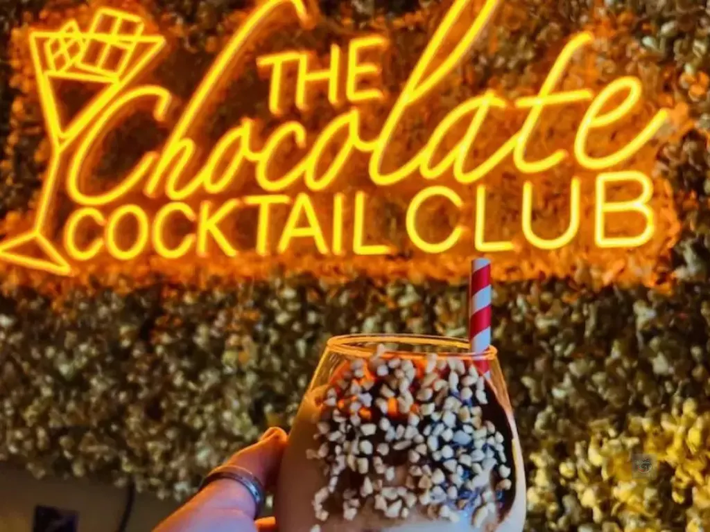 Evening cooled in a British pub or chocolate cocktail club solotravely