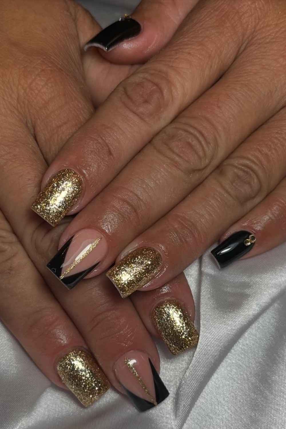 Black Nail Designs – That Look Wrong Until You Try Them (2026) 11 Black and Silver Nail Designs solotravely