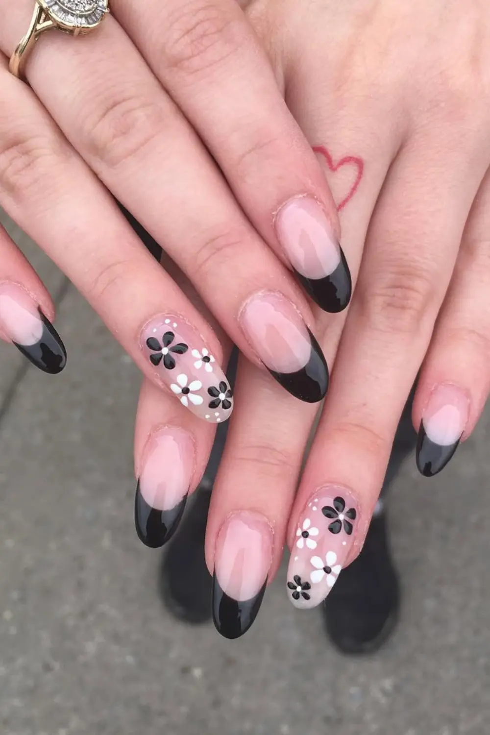 Black Nail Designs – That Look Wrong Until You Try Them (2026) 5 Classic Glossy Black Nails solotravely