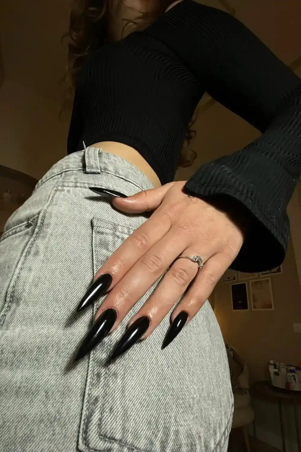 Black Nail Designs – That Look Wrong Until You Try Them (2026) 19 Long Black Nail Designs solotravely