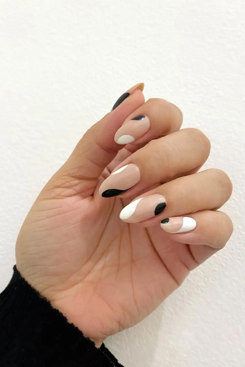 Black Nail Designs – That Look Wrong Until You Try Them (2026) 14 Minimalist Black Nail Designs solotravely