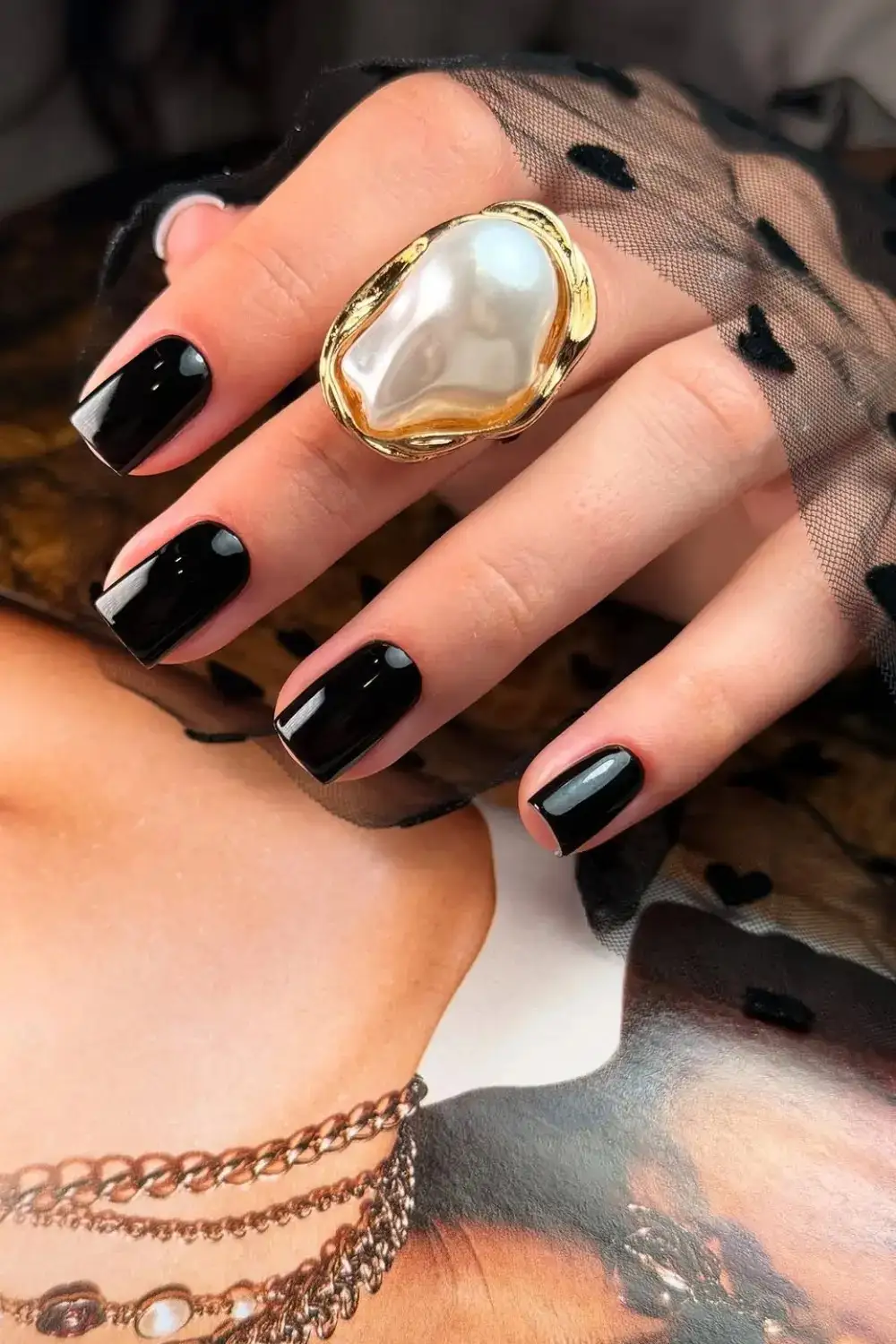 Black Nail Designs – That Look Wrong Until You Try Them (2026) 18 Short Black Nail Designs solotravely