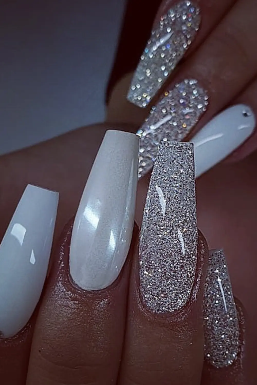 17 White Nail Designs That Look Simple Until You Try Them On 6 White Nails with Glitter Accents solotravely