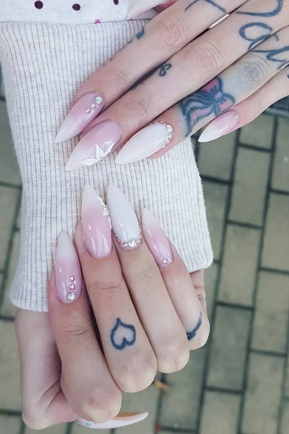 17 White Nail Designs That Look Simple Until You Try Them On 9 White Nails with Rhinestones solotravely