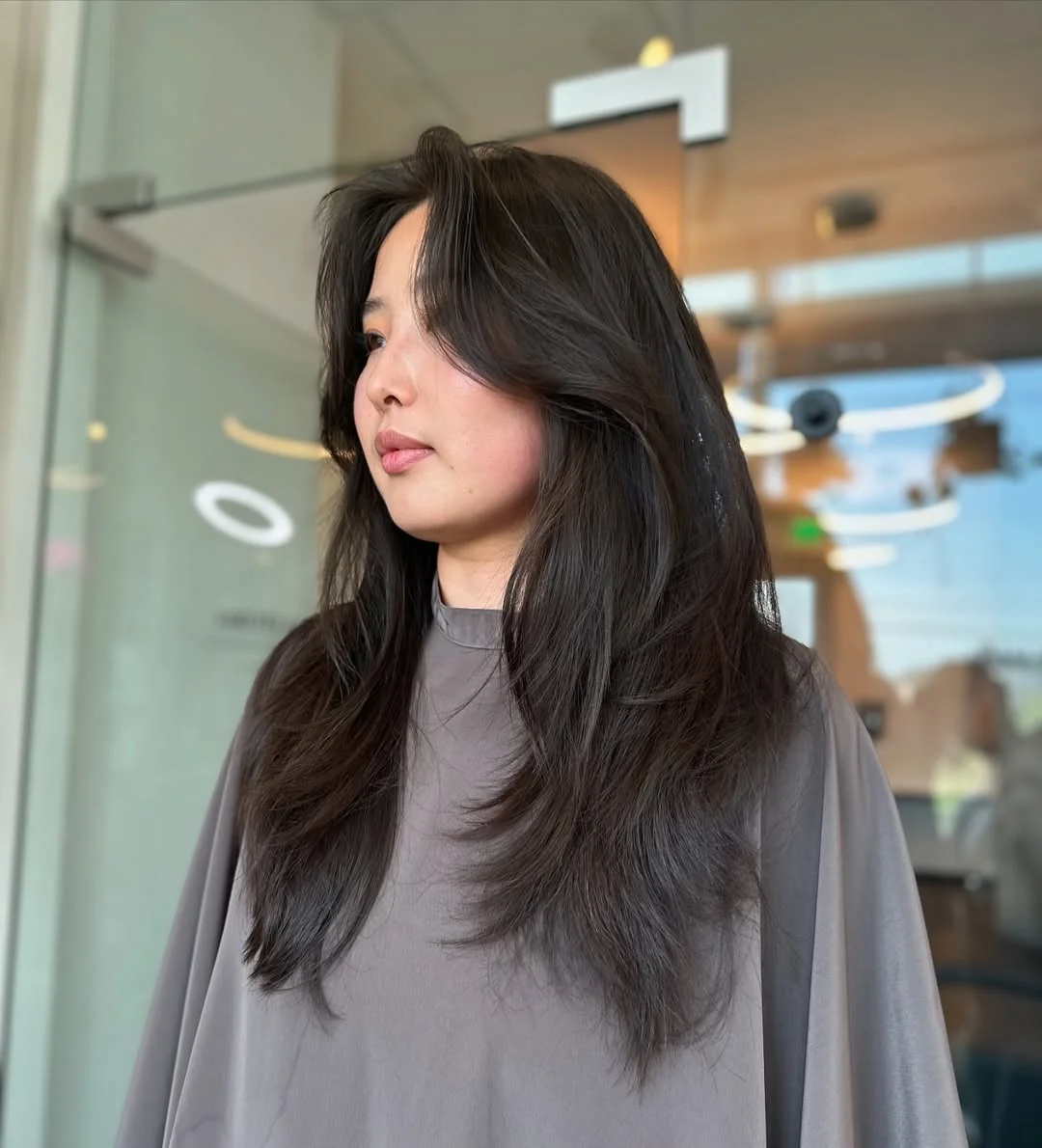 20 Summer Medium Haircuts Ideas 2026: Your Ultimate Style Guide 12 Feathered Shoulder-Length Cut