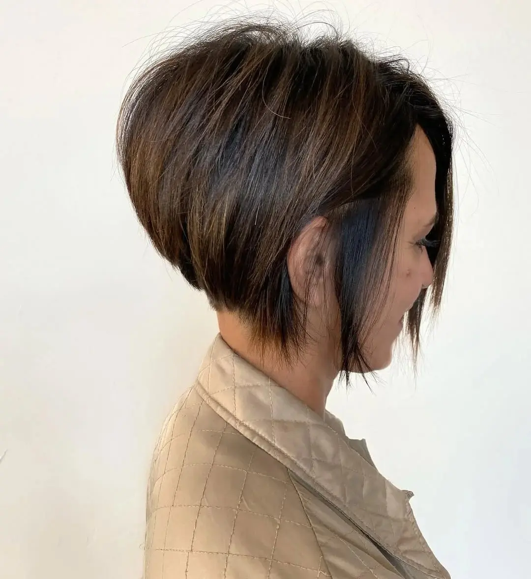 20 Summer Medium Haircuts Ideas 2026: Your Ultimate Style Guide 14 Graduated Bob with Stacked Back