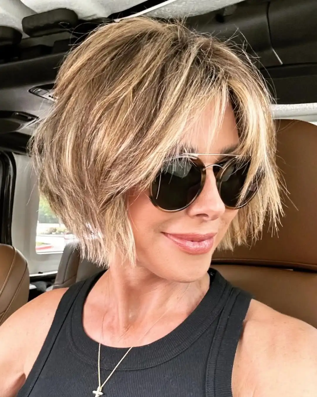 20 Summer Medium Haircuts Ideas 2026: Your Ultimate Style Guide 16 Messy Shaggy Bob