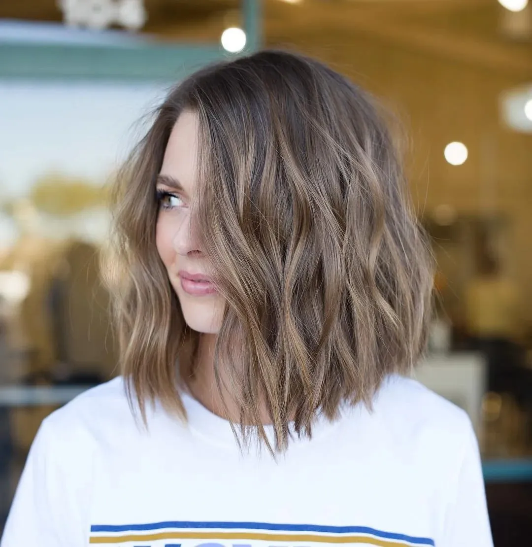 20 Summer Medium Haircuts Ideas 2026: Your Ultimate Style Guide 2 Textured Lob with Beach Waves