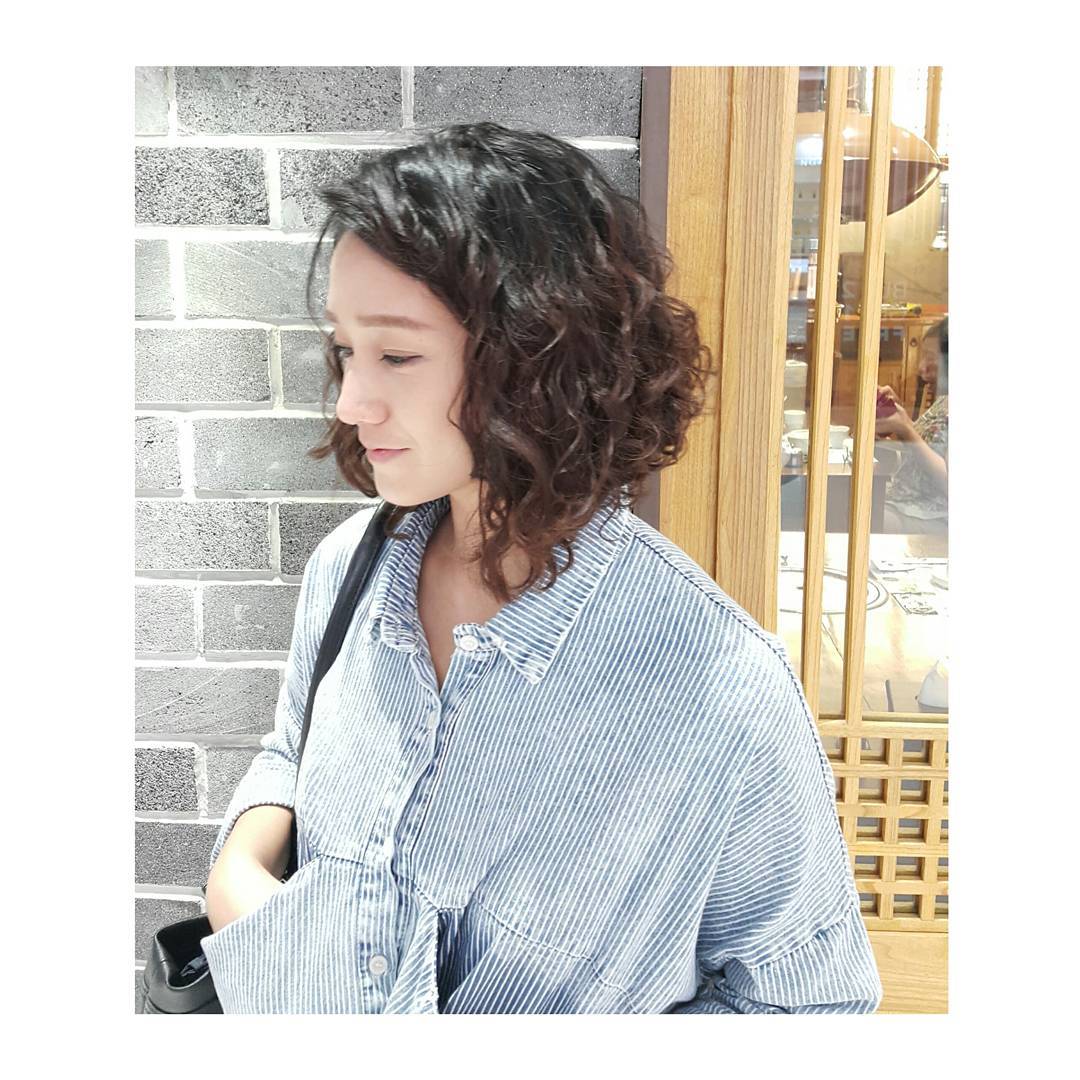 12 Cute Hairstyles for Short Hair That Will Make You Fall in Love with Your Locks All Over Again 4 Curly Bob with a Defined Part