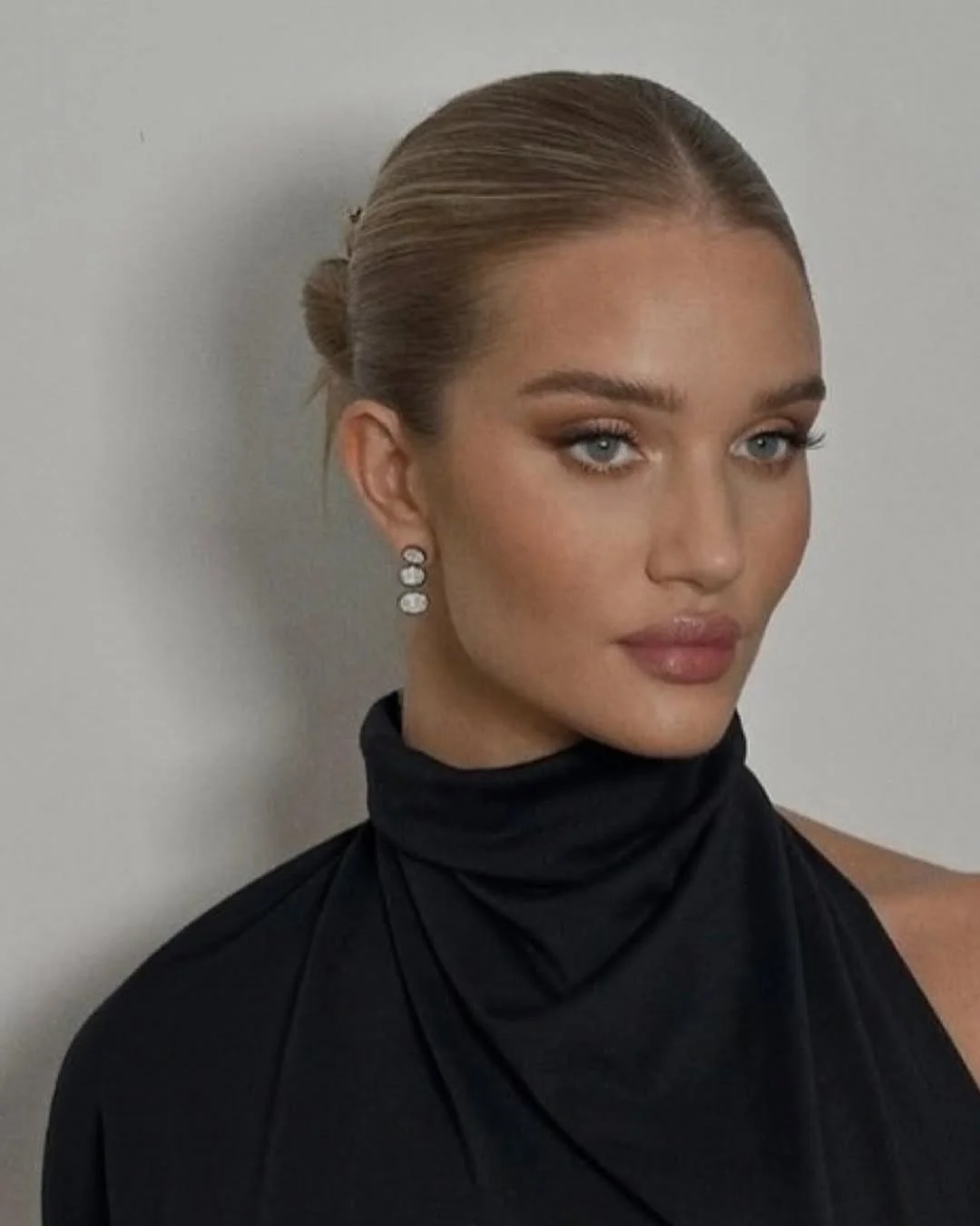 17 Hot Weather Hairstyles Ideas That'll Keep You Cool (Without Looking Like You Just Rolled Out of Bed) 9 Slicked-Back Low Bun