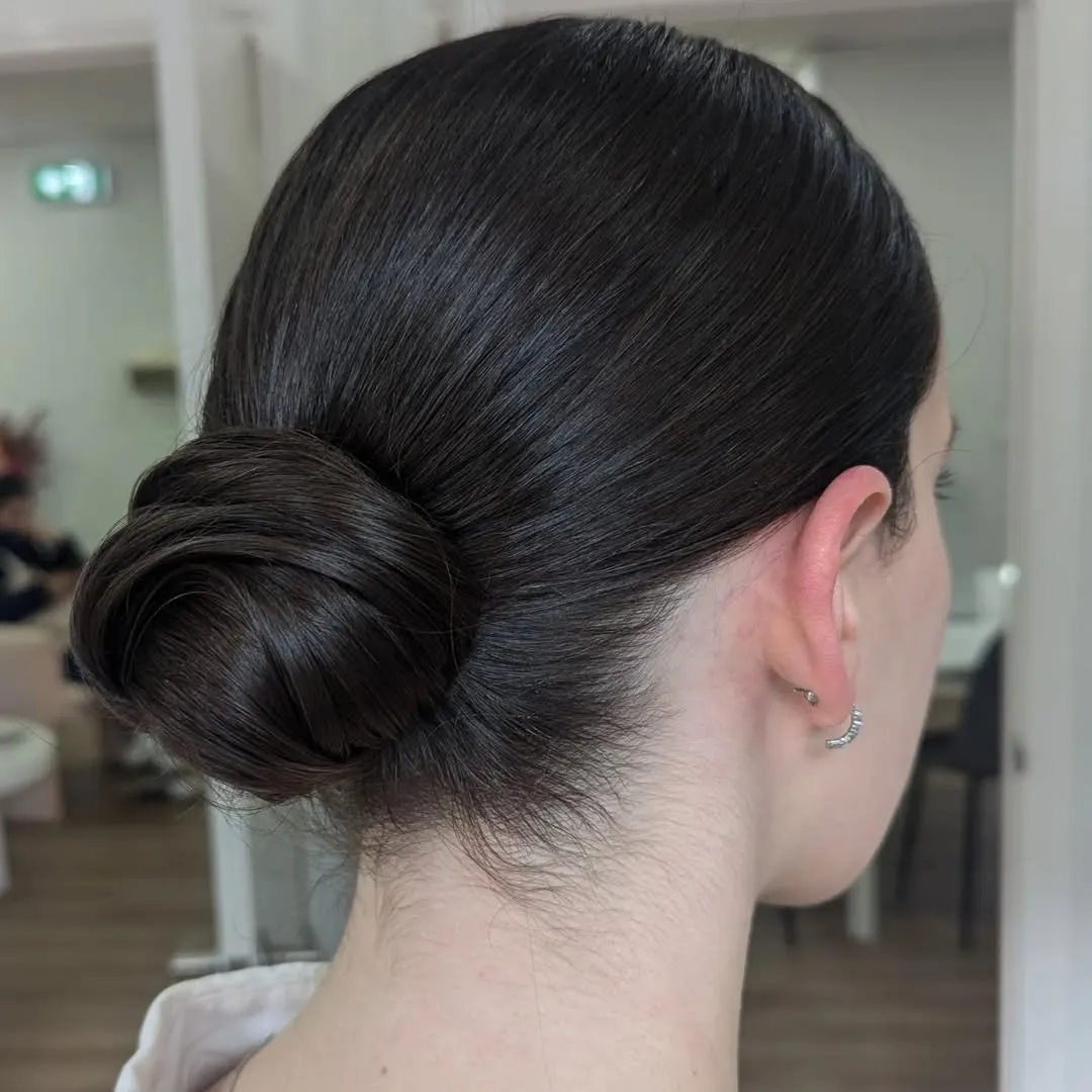 20 Quick Hairstyles for Women 2026: Your Ultimate Guide to Effortless Style 2 The 90-Second Sleek Low Bun