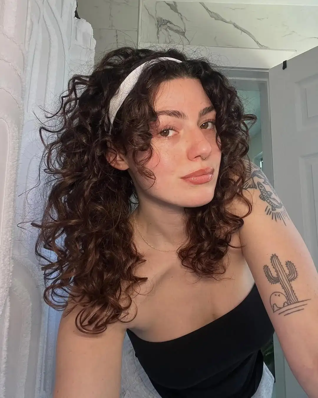 20 Quick Hairstyles for Women 2026: Your Ultimate Guide to Effortless Style 18 The Headband Tuck