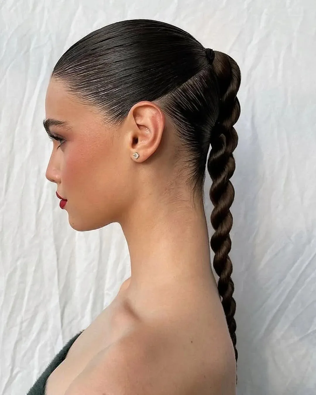 20 Quick Hairstyles for Women 2026: Your Ultimate Guide to Effortless Style 7 The Slicked-Back Ponytail