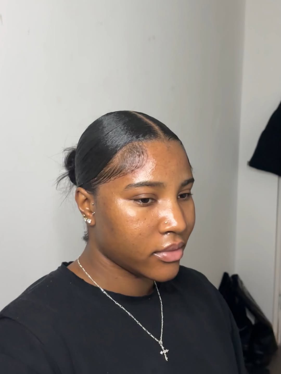 14 Middle Part Hairstyles Ideas That’ll Make You the Hair Icon of 2026 (Bye, Side Part Drama!) 8 Beachy Middle Part Ponytail