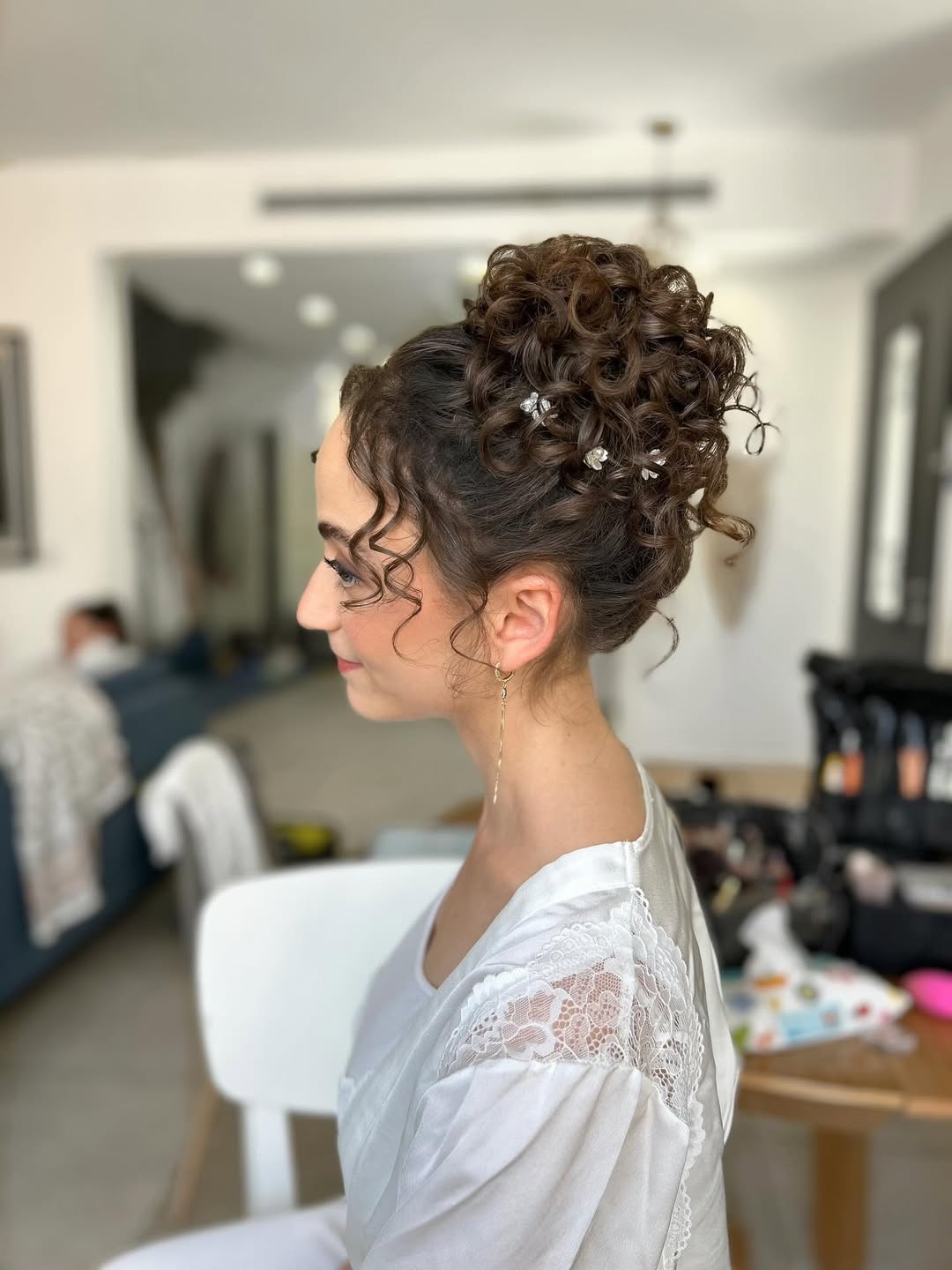 13 Messy Bun Hairstyles Ideas for 2026 That Look Expensive But Take 5 Minutes Flat 11 Curly Textured Messy Bun