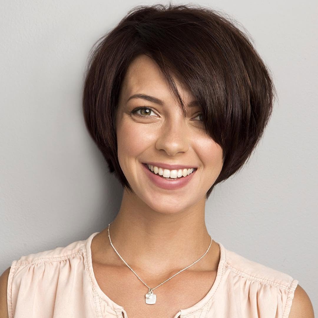 14 Layered Bob Hairstyles Ideas That’ll Give You Instant Main Character Energy in 2026 (Book That Appointment, Bestie) 10 Feathered Face-Framing Layered Bob