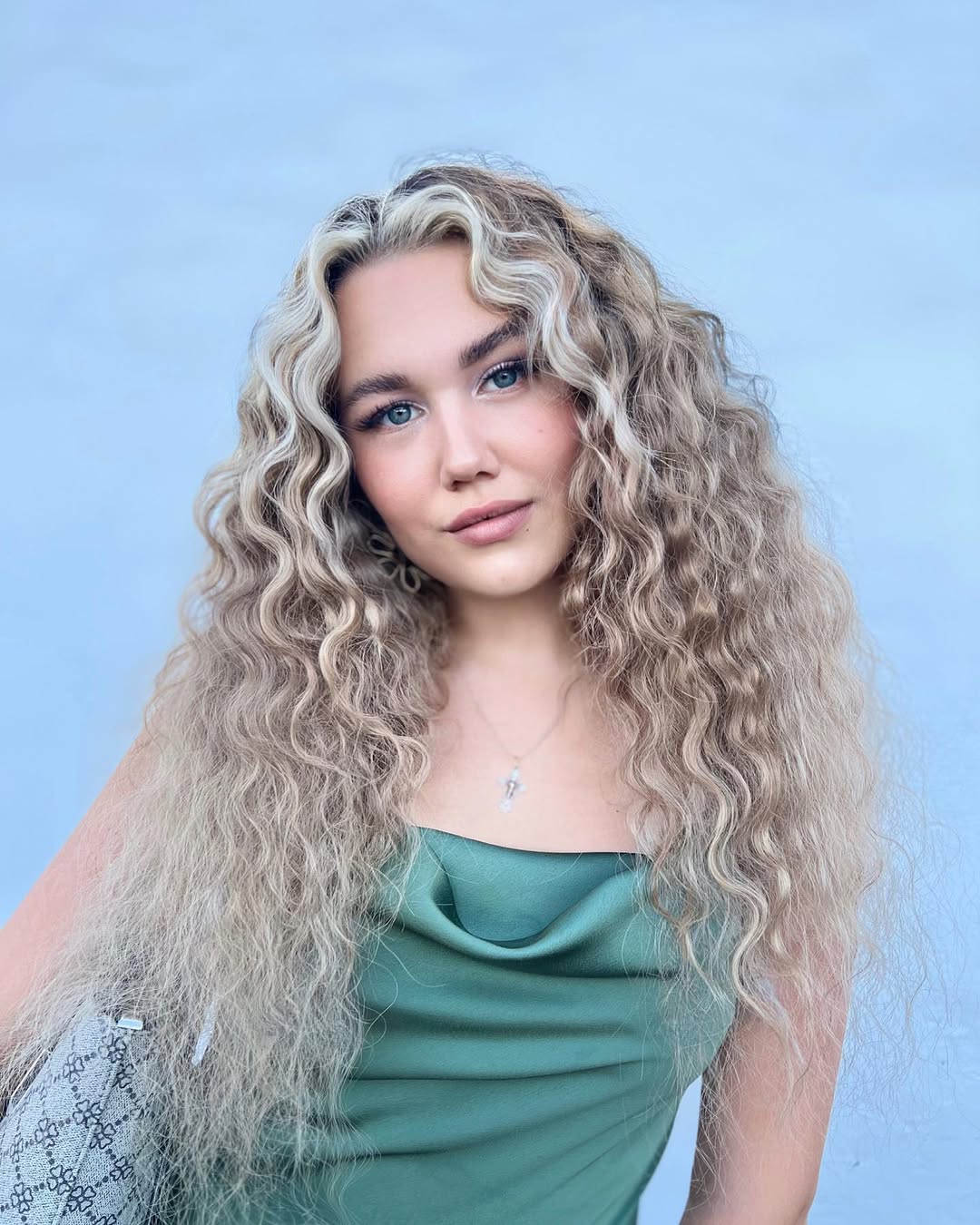 13 Elegant Hairstyles Ideas That’ll Make You Look Expensive AF (Zero Salon Drama Required) 14 Loose Romantic Curls with Pins