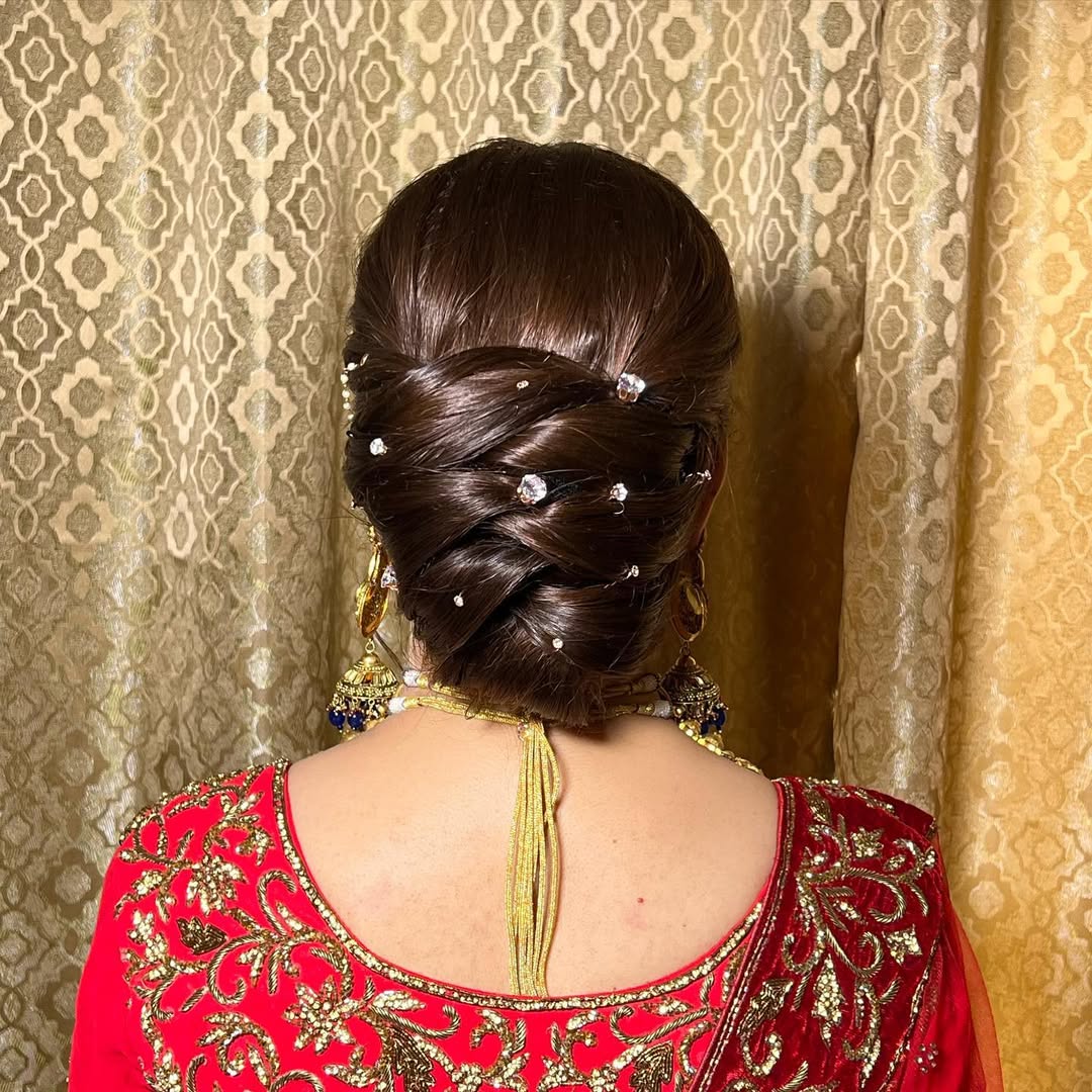 15 Low Bun Hairstyles Ideas That Prove Low Effort = Major Hair Goals (Steal These Tomorrow!) 12 Low Bun with Clips