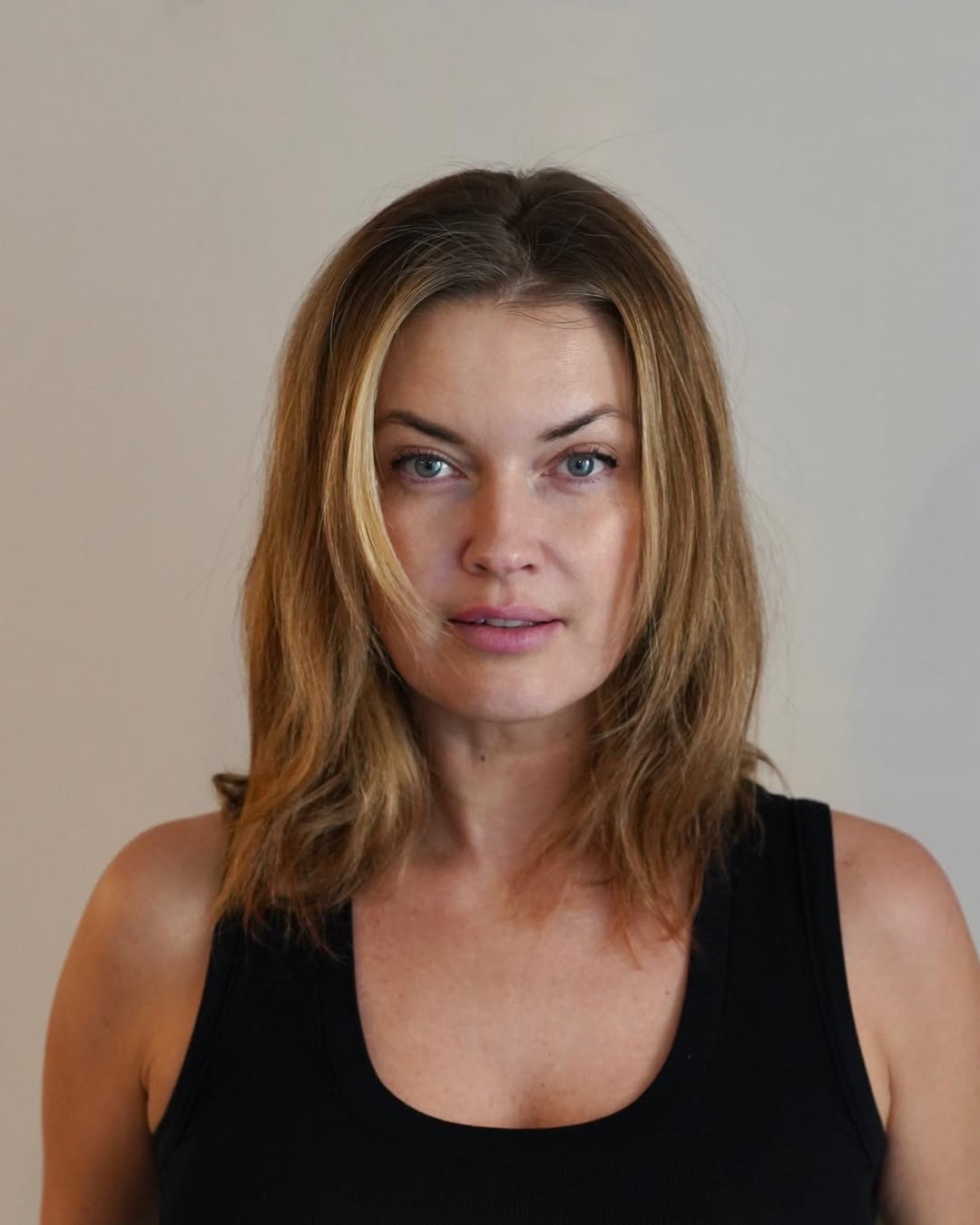 14 Middle Part Hairstyles Ideas That’ll Make You the Hair Icon of 2026 (Bye, Side Part Drama!) 6 Shaggy Lob Middle Part