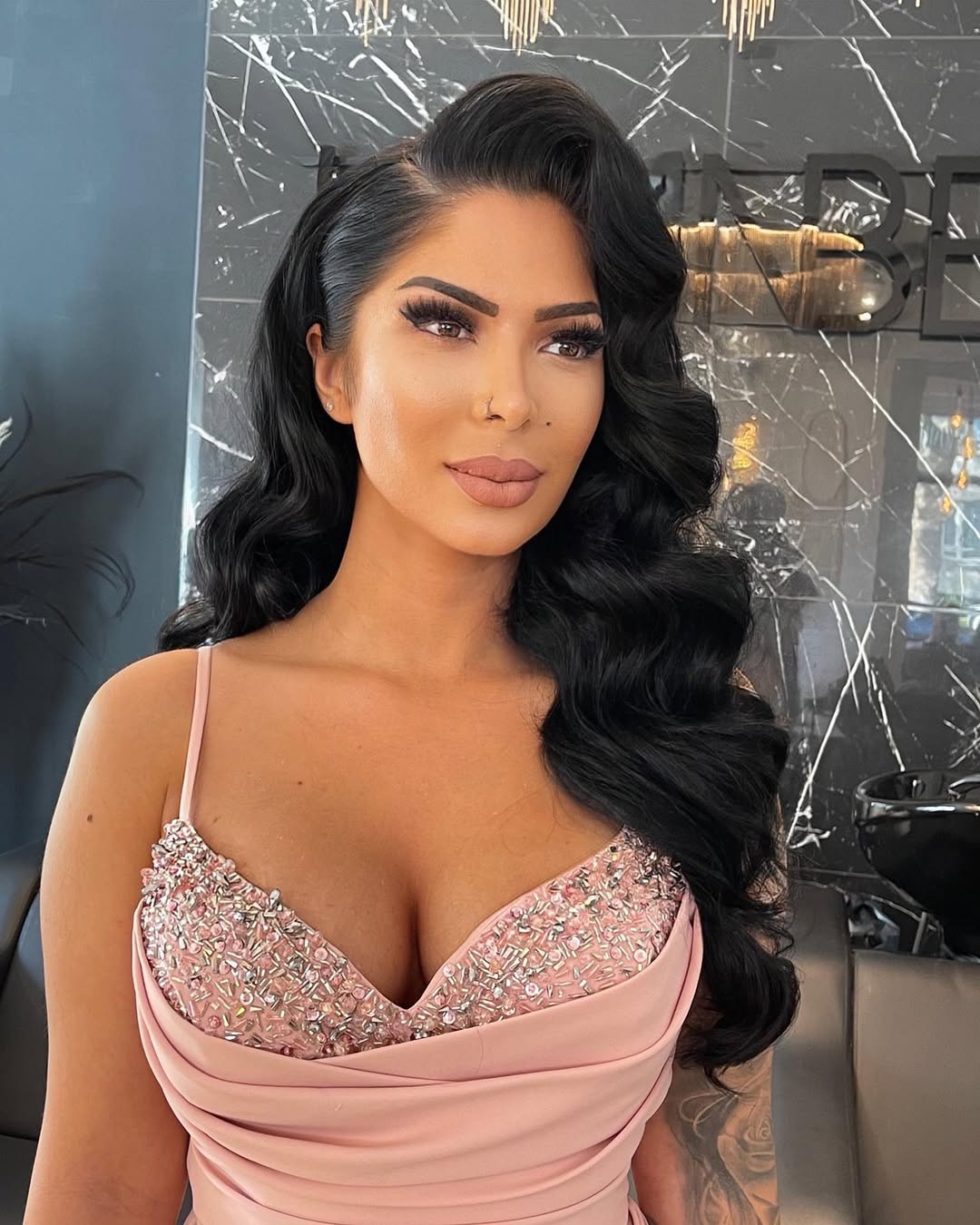 13 Elegant Hairstyles Ideas That’ll Make You Look Expensive AF (Zero Salon Drama Required) 10 Side-Swept Elegant Waves