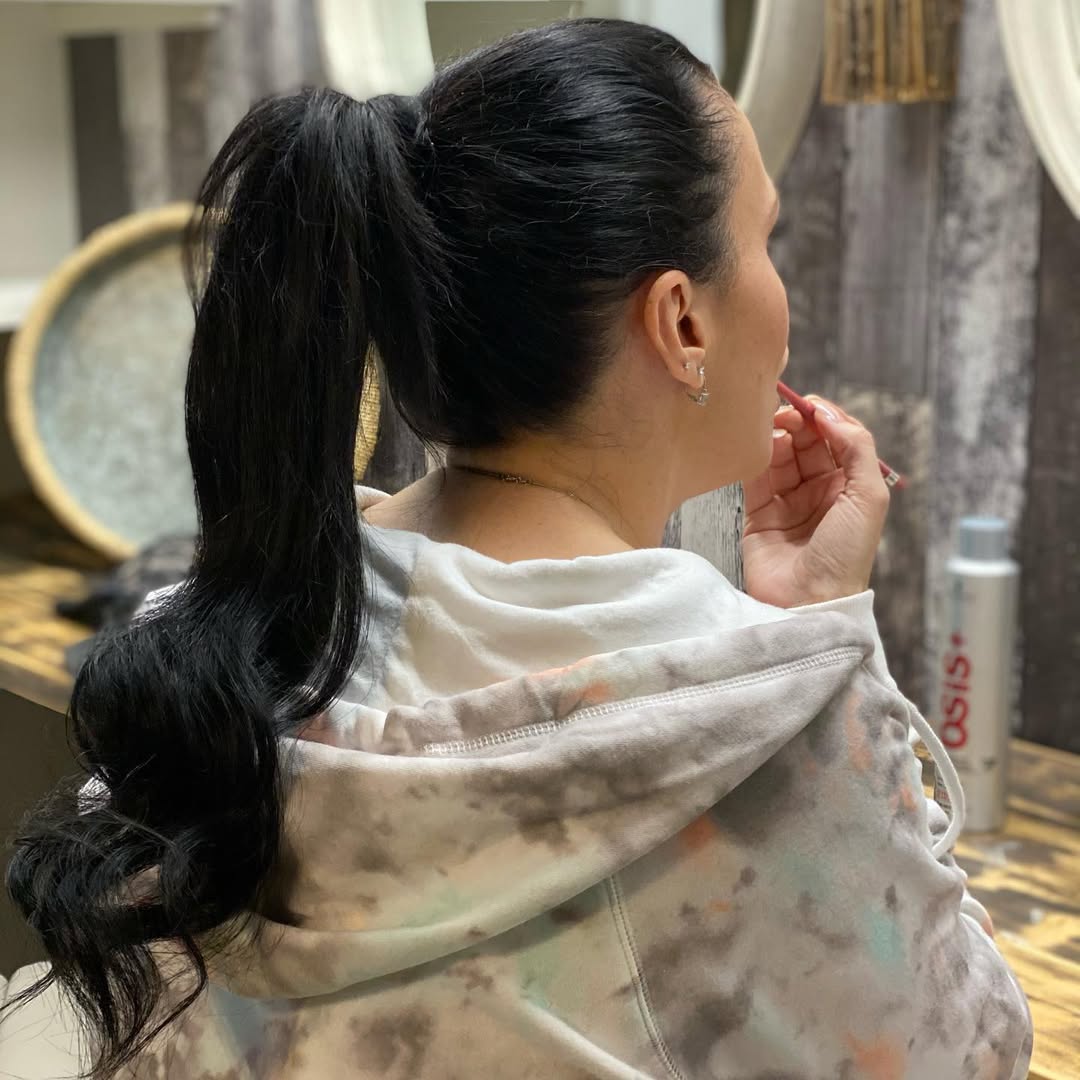 16 Cute Quick Hairstyles You Can Do in 5 Minutes (Because Mornings Are a Scam) 3 Classic High Ponytail