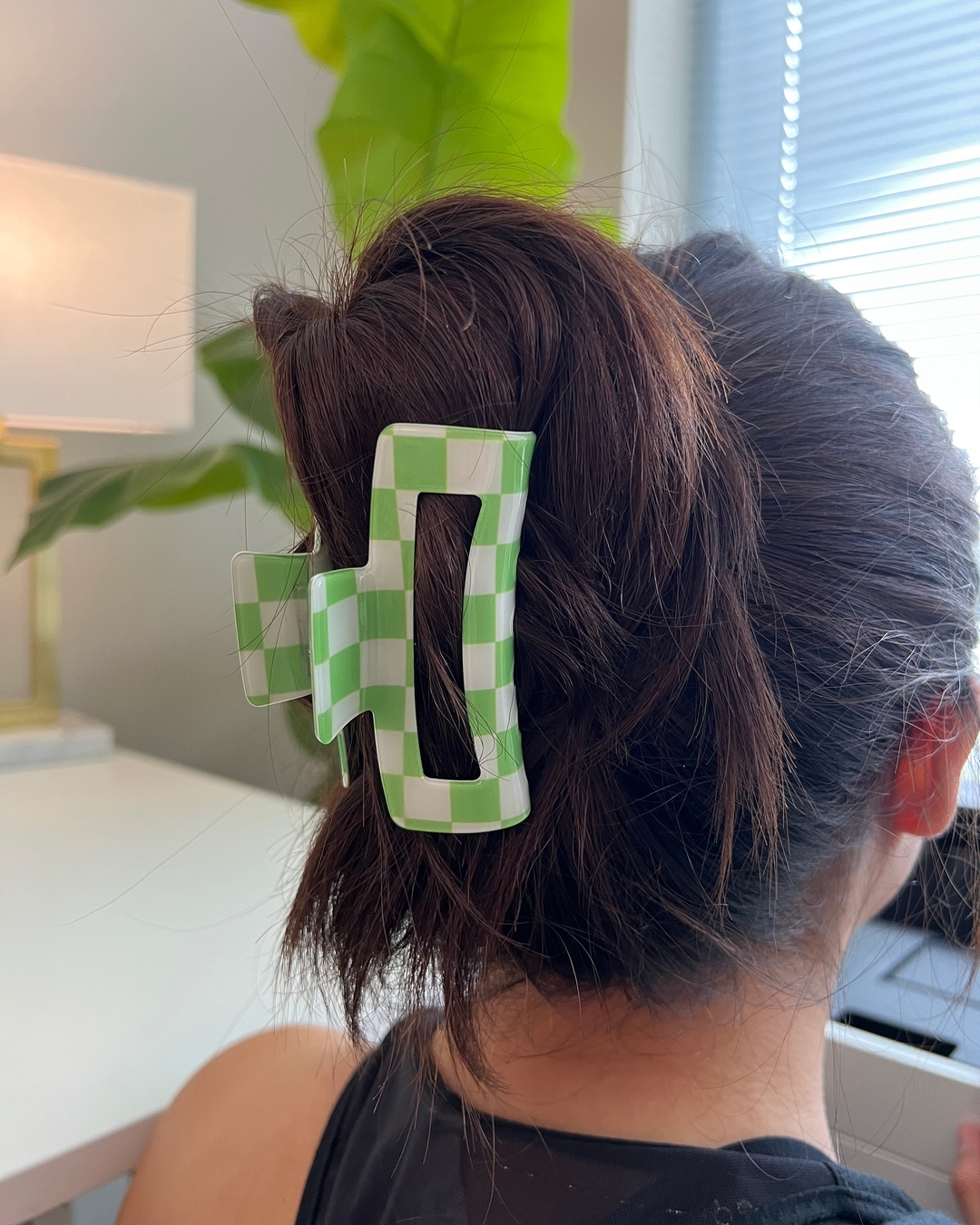 16 Curly Hairstyles for Work That Make You Look Effortlessly Put-Together (Even on Zero Coffee) 11 Claw Clip Twist