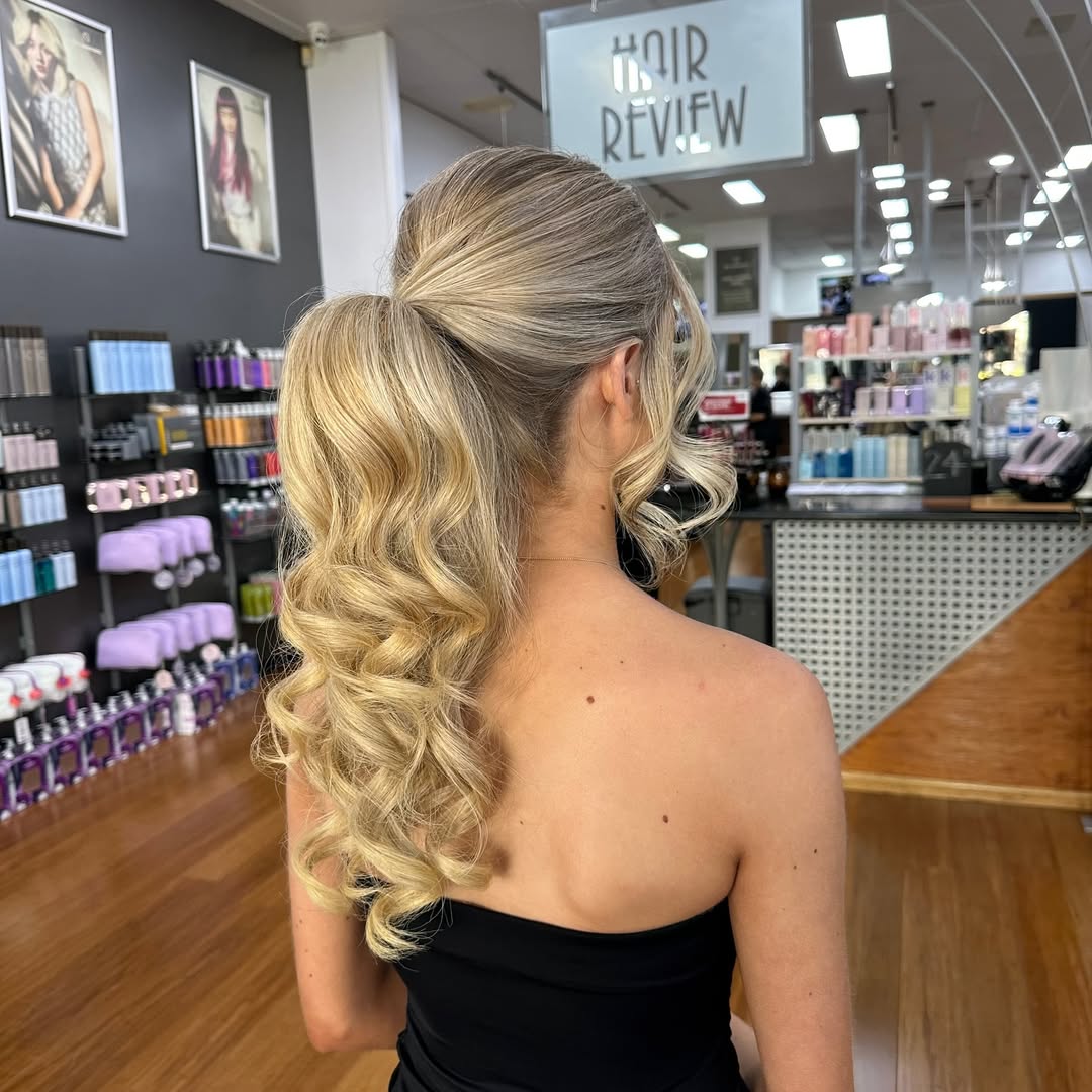 13 Curled Hairstyles Ideas That Will Instantly Upgrade Your Look (Seriously, It’s Giving Main Character Energy) 4 Curled High Ponytail