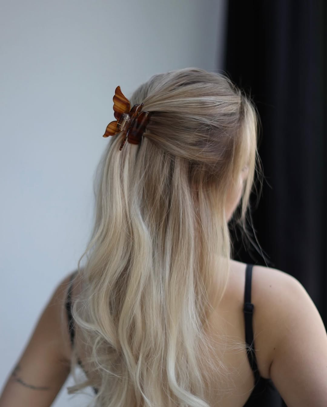 16 Cute Quick Hairstyles You Can Do in 5 Minutes (Because Mornings Are a Scam) 4 Half-Up Claw Clip