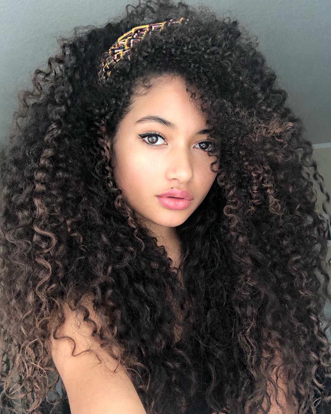 16 Curly Hairstyles for Work That Make You Look Effortlessly Put-Together (Even on Zero Coffee) 14 Headband Curls