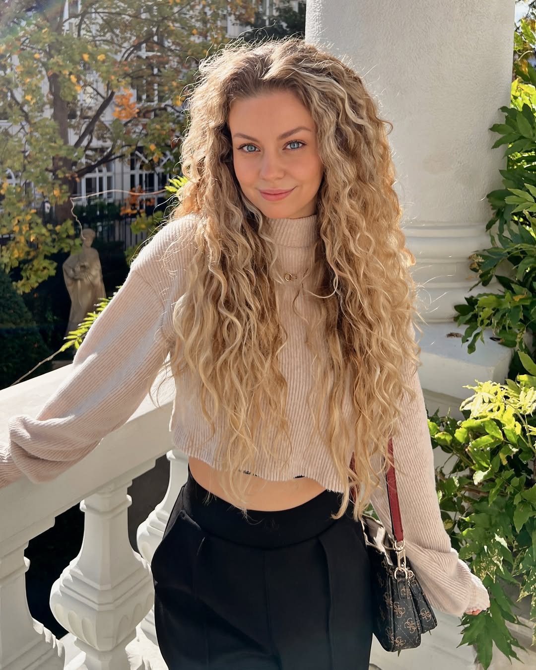 15 Curly Hairstyles Wigs That Will Instantly Upgrade Your Look (No Salon Required) 11 Highlighted Curly Wig