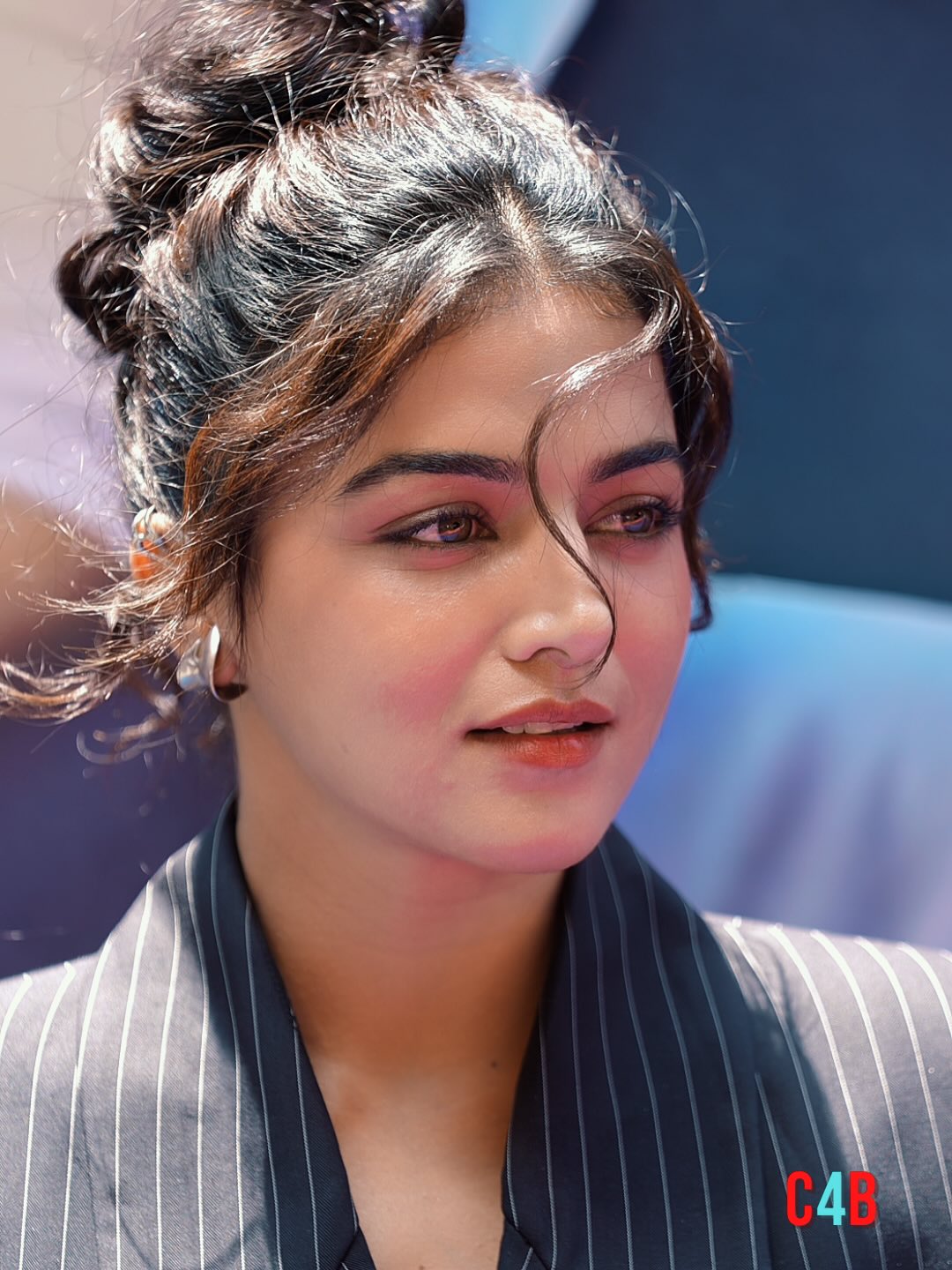 15 Curly Wedding Hairstyles That Will Make You Say “Wait… Why Didn’t I Do This Sooner?!” 8 Messy Curly Updo