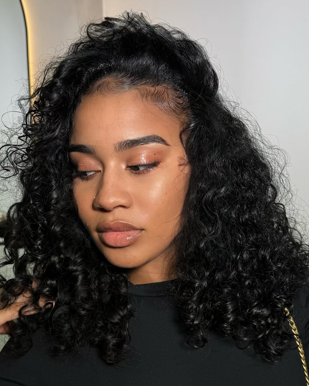 15 Curly Wedding Hairstyles That Will Make You Say “Wait… Why Didn’t I Do This Sooner?!” 2 Romantic Loose Curls with a Side Part