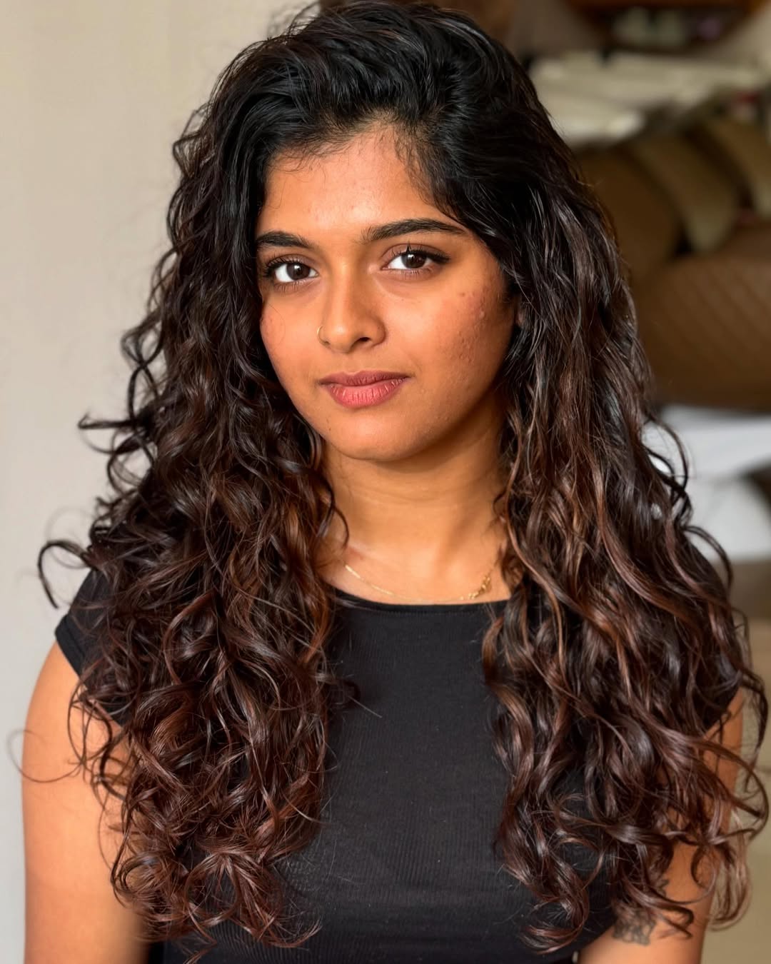 15 Curly Wedding Hairstyles That Will Make You Say “Wait… Why Didn’t I Do This Sooner?!” 7 Side-Swept Curly Glam