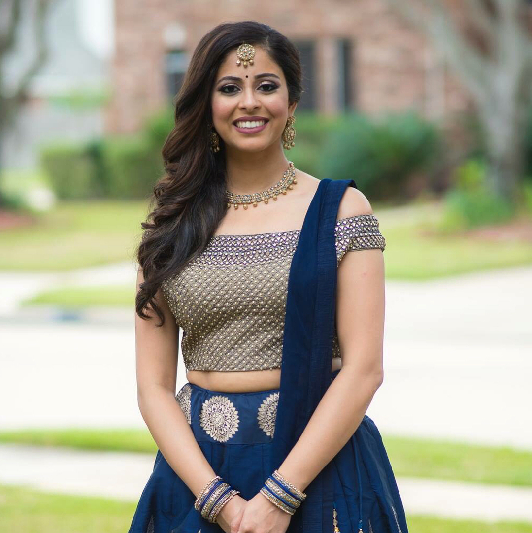 13 Curled Hairstyles Ideas That Will Instantly Upgrade Your Look (Seriously, It’s Giving Main Character Energy) 9 Side-Swept Curly