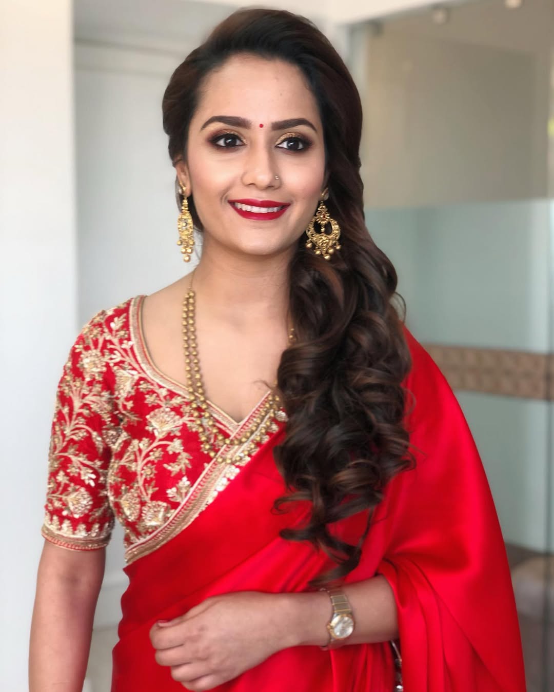 14 Party Hairstyles Ideas That Will Make You the Main Character (Yes, Even at Someone Else’s Party) 11 Side-Swept Hair