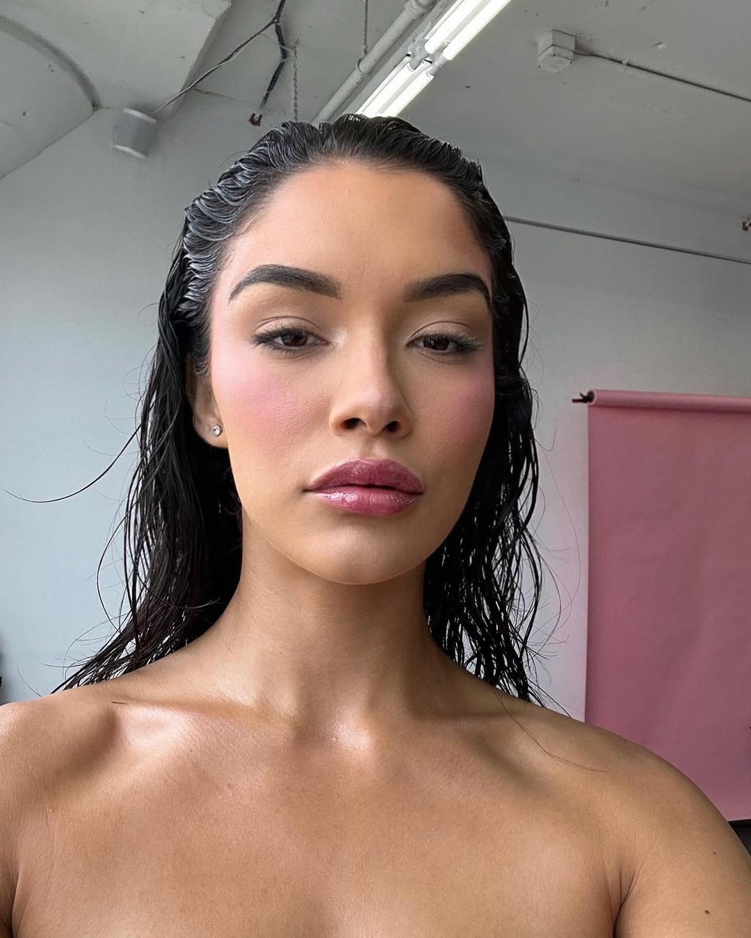 15 Cool Hairstyles Ideas That Will Instantly Upgrade Your Look (Yes, Even on a Lazy Day) 10 Slicked-Back Wet Look