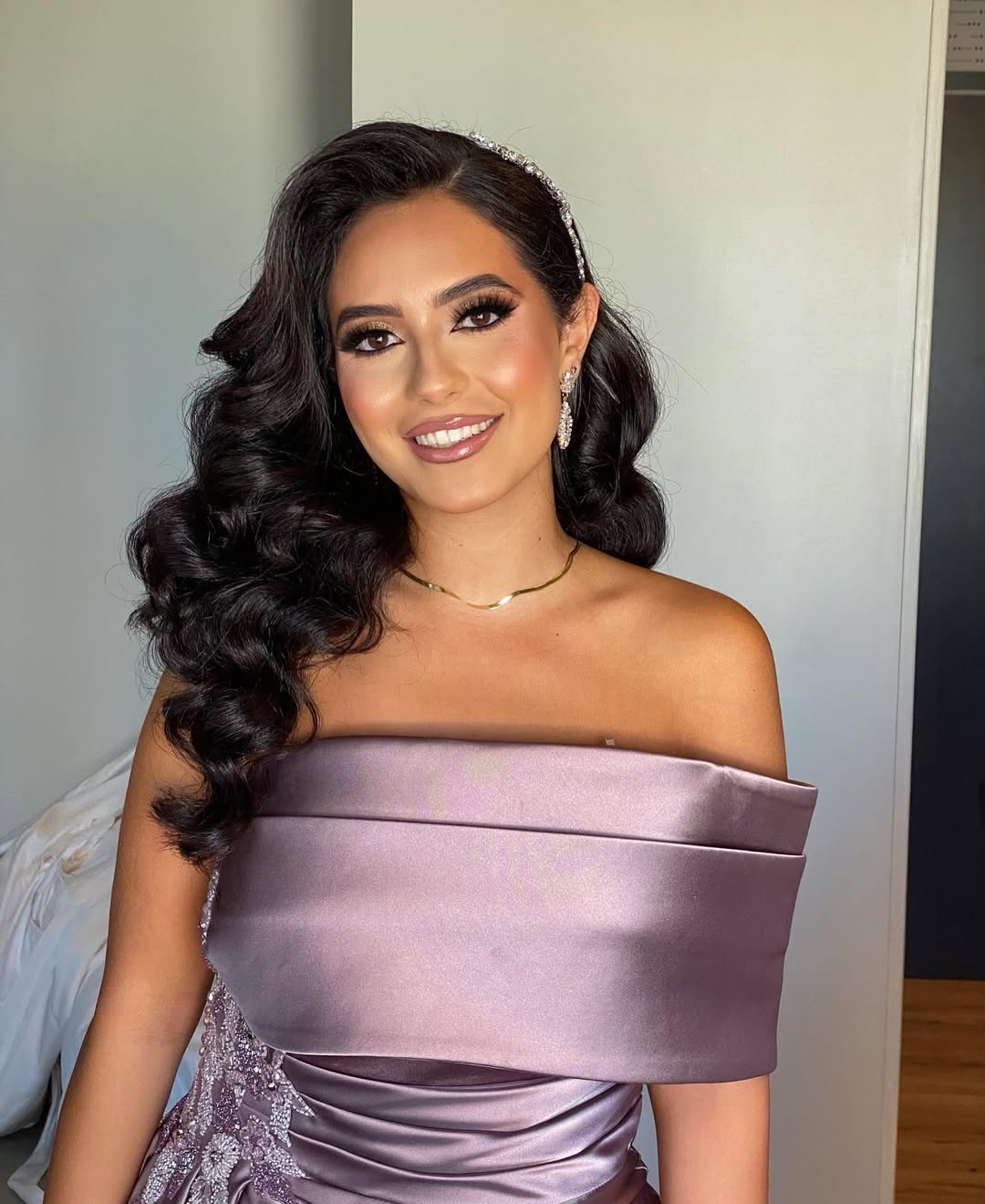 14 Party Hairstyles Ideas That Will Make You the Main Character (Yes, Even at Someone Else’s Party) 3 Soft Hollywood Waves