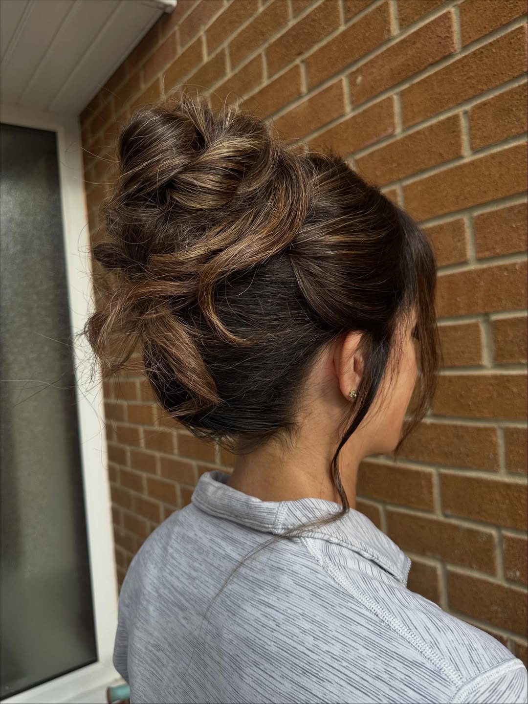15 Cool Hairstyles Ideas That Will Instantly Upgrade Your Look (Yes, Even on a Lazy Day) 2 The Effortless Messy Bun