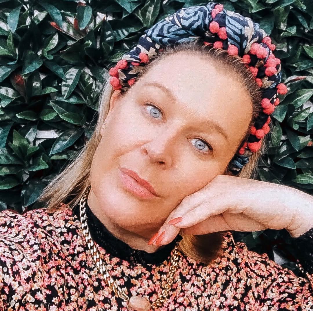 14 Work Hairstyle Ideas That Make You Look Effortlessly Put-Together (Even on 3 Hours of Sleep) 13 The Headband Hack