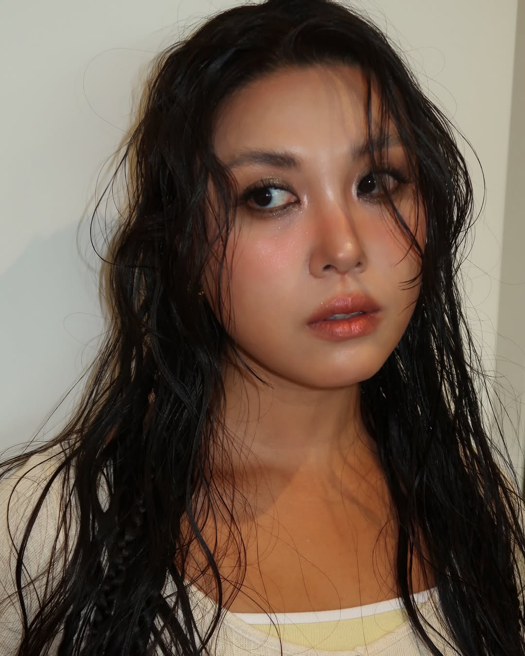 14 Party Hairstyles Ideas That Will Make You the Main Character (Yes, Even at Someone Else’s Party) 13 Wet Look Hair