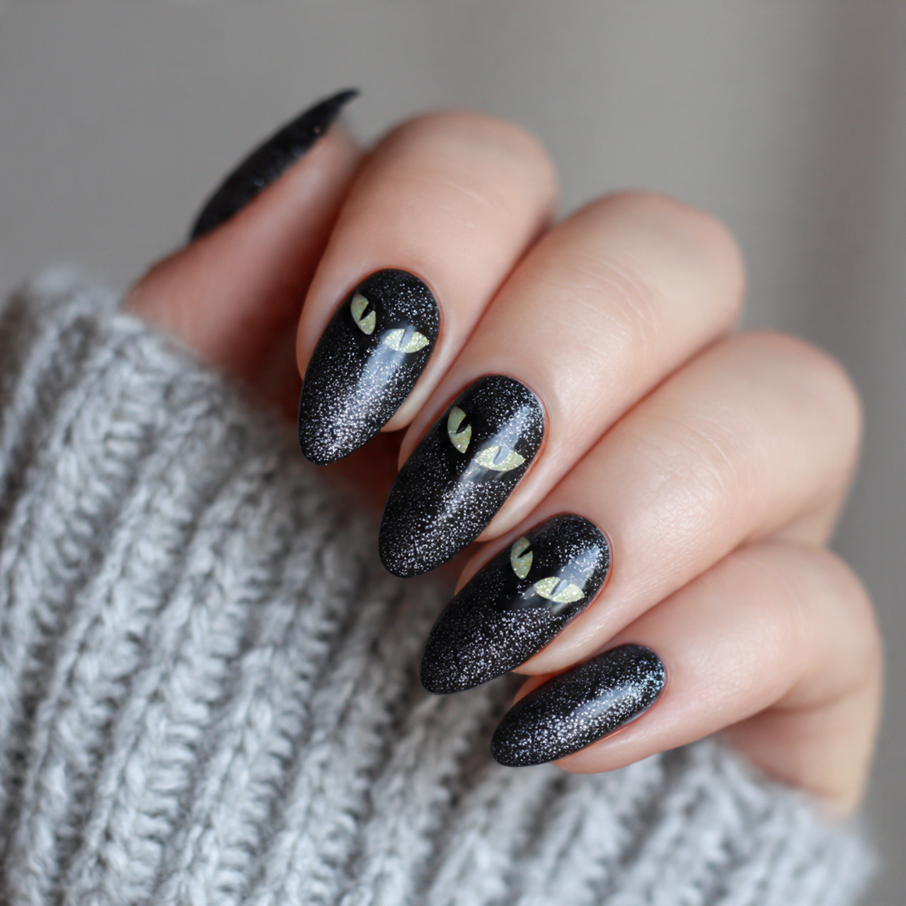 15 Cat Eye Summer Nails That Will Make Your Hands Look Expensive (Without Even Trying) 5 cat eye minimal chic nails