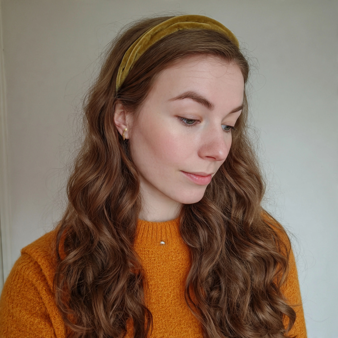 14 Curly Hairstyles with Headbands That Will Instantly Upgrade Your Look (Zero Effort, All Style) 2 Classic Loose Curls + Padded Headband