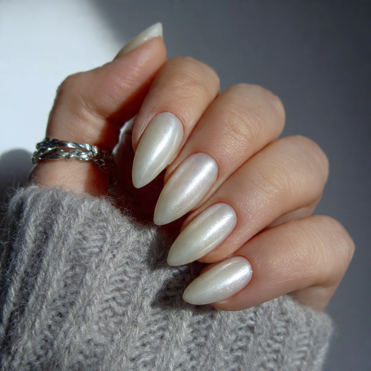 15 Cat Eye Summer Nails That Will Make Your Hands Look Expensive (Without Even Trying) 12 milky white cat eye glow nails