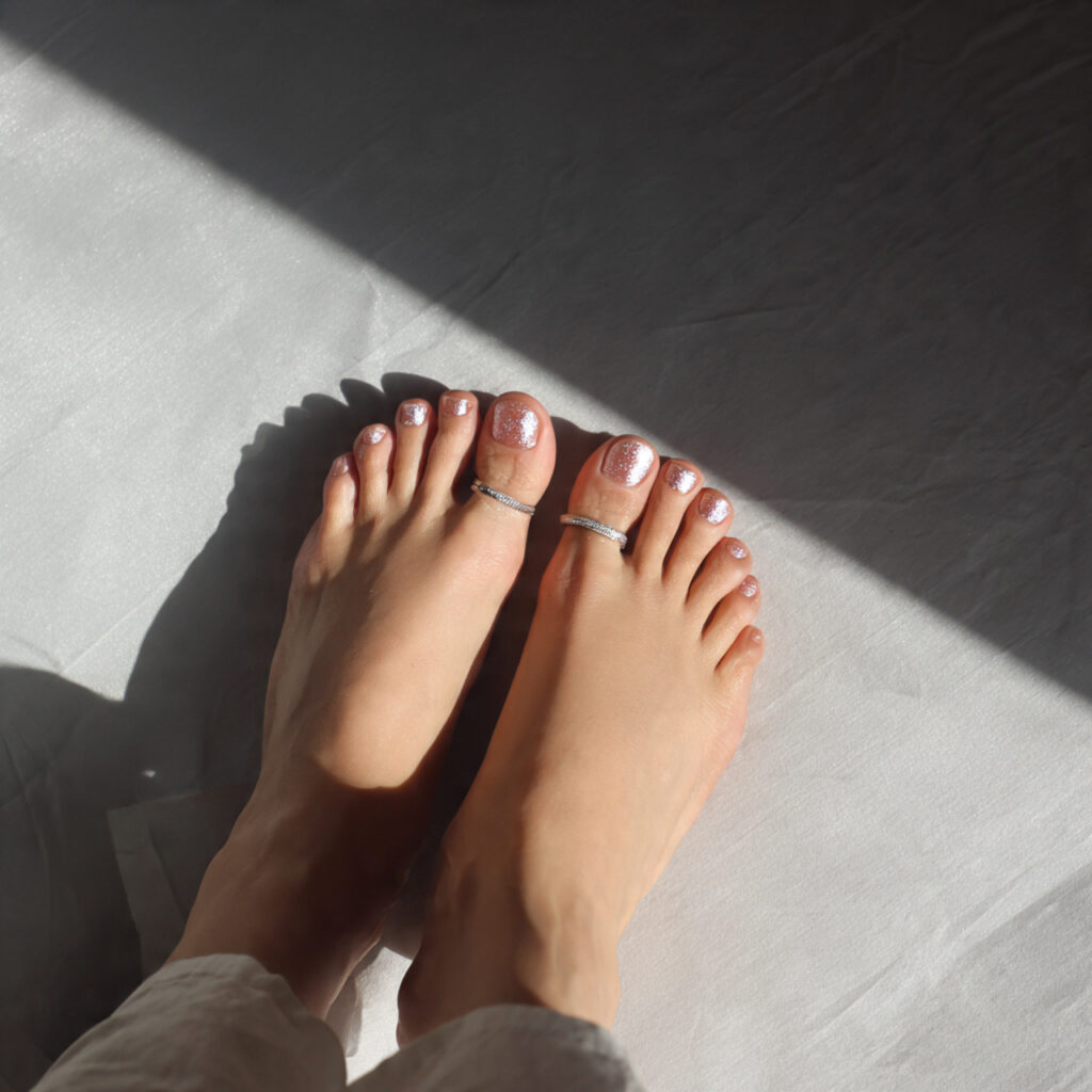 15 Summer Toe Nails That’ll Instantly Upgrade Your Vibe (Yes, Even in Flip-Flops) 9 minimal tones toe nails
