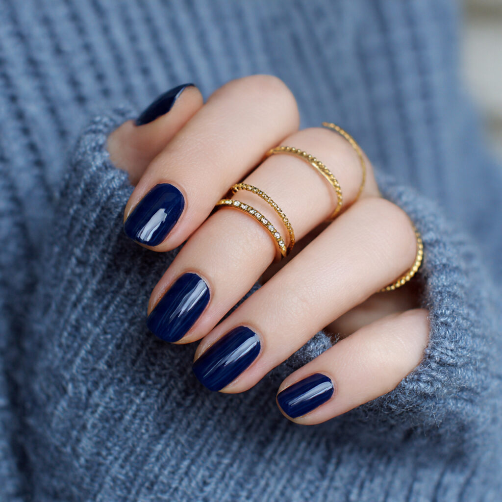 15 Blue Summer Nails That Are Giving Main Character Energy 7 navy blue minimalist nails