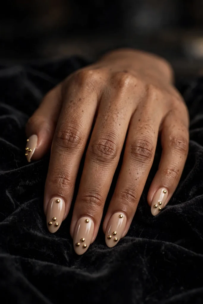 17 Gold Summer Nails: The Midas Touch, Done Right 4 s02 gold stud trio