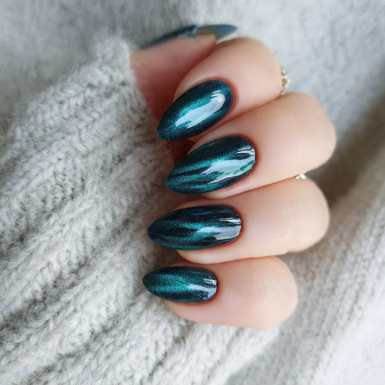 15 Cat Eye Summer Nails That Will Make Your Hands Look Expensive (Without Even Trying) 11 teal cat eye summer vibes nails