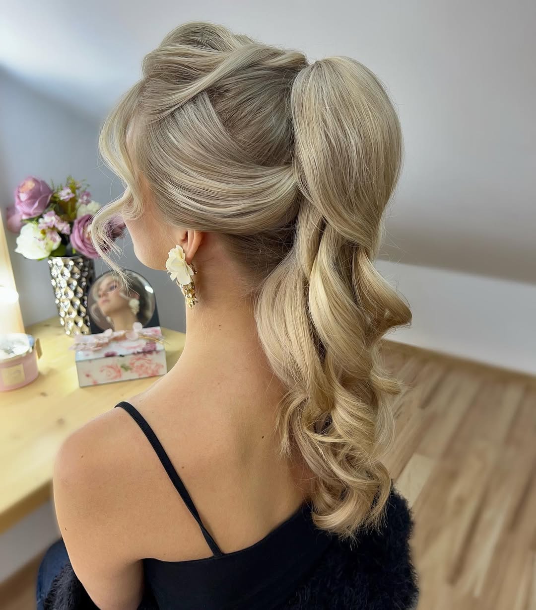 16 Blonde Hairstyle Ideas That Are About to Take Over 2026 13 Blonde High Ponytail